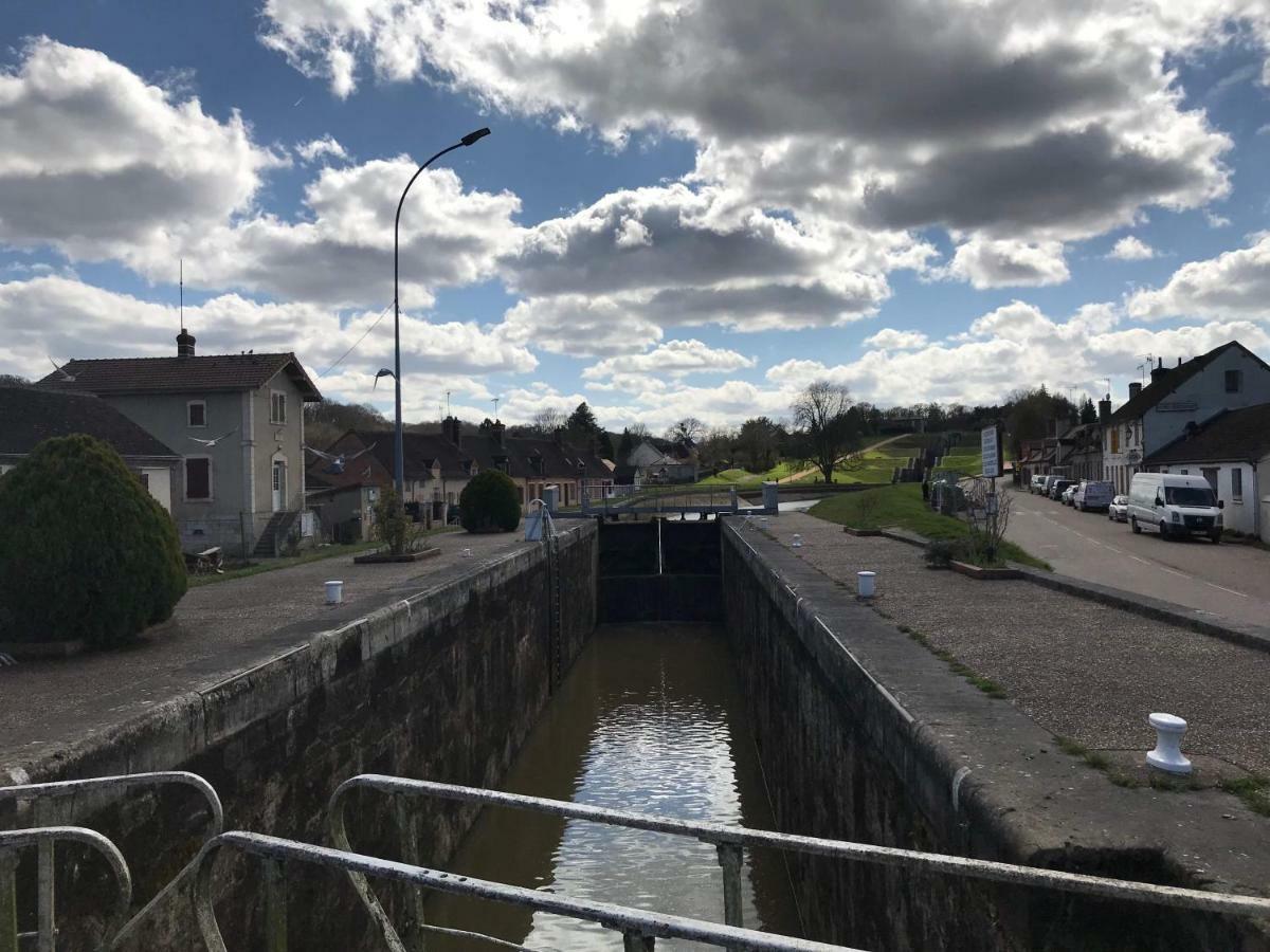 Les Lodges Du Canal Vue Sur Le Canal Rogny Exterior photo